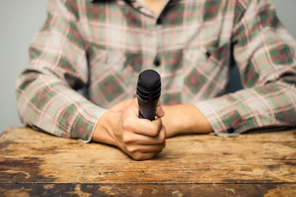 Jornalista com microfone — Fotografia de Stock