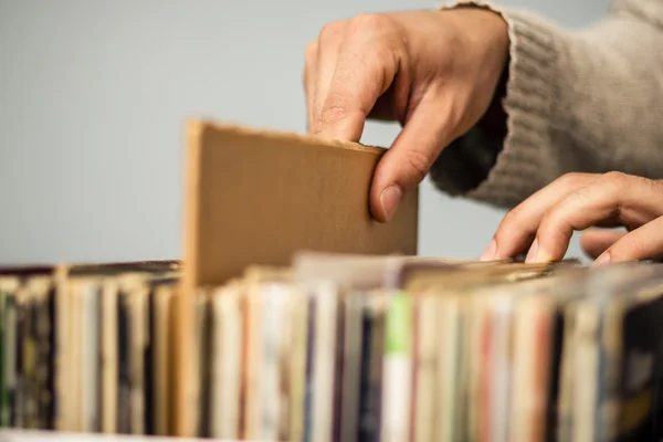 Fechar em mãos navegar loja de discos — Fotografia de Stock