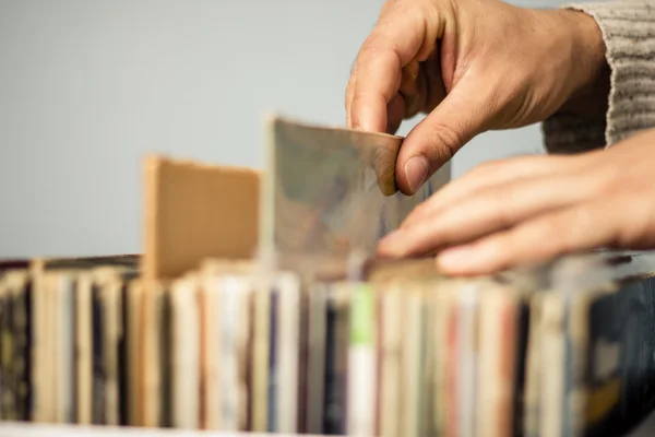 Fechar em mãos navegar loja de discos — Fotografia de Stock