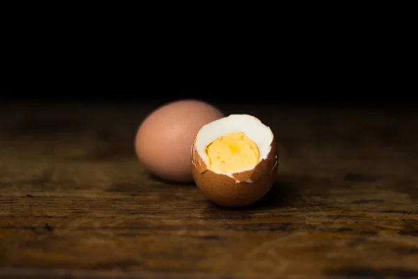 Huevos sobre mesa de madera — Foto de Stock