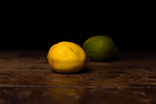 Zitrone und Limette auf Holzoberfläche — Stockfoto