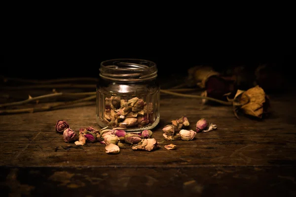 Cena romântica de botões de rosa espalhados — Fotografia de Stock