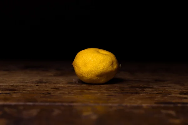 Lemon on wooden surface — Stock Photo, Image