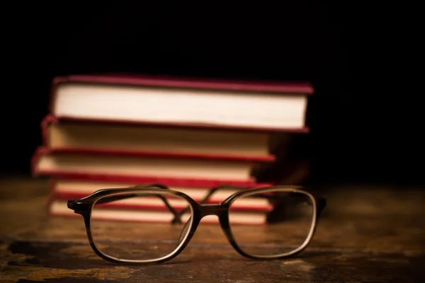 Stapel boeken met een paar van glazen — Stockfoto