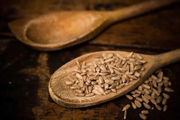 Dos cucharas de madera con semillas de girasol — Foto de Stock