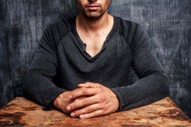 karatahta oturan genç adam