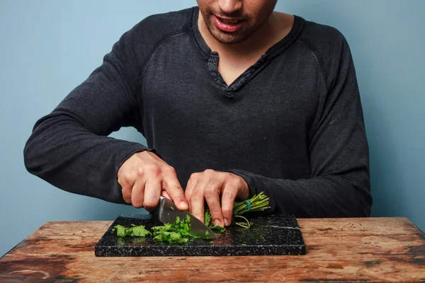 Homme hacher des herbes — Photo