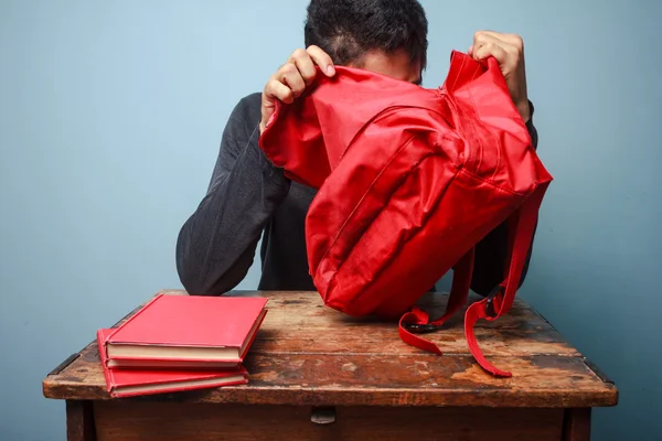 Estudante tentando encontrar algo em sua bolsa — Fotografia de Stock