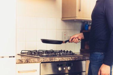 kızartma tavası, soba ile adam