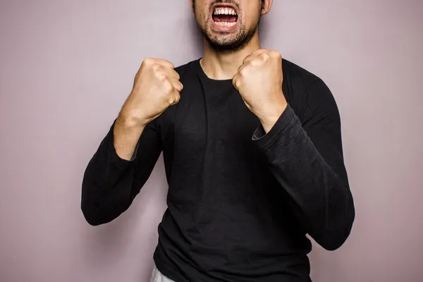 Gritando homem com punhos levantados — Fotografia de Stock