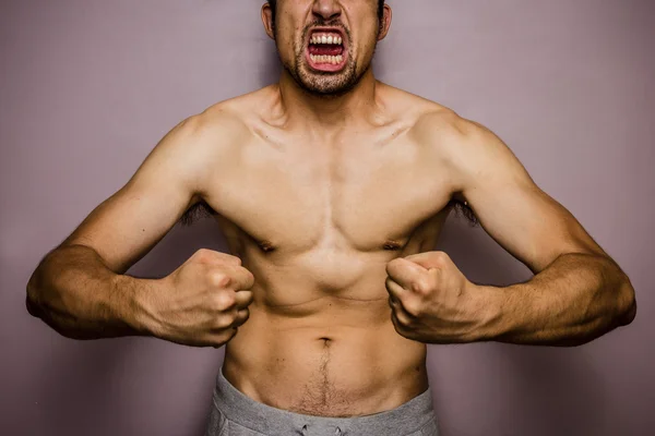 Ajuste joven hombre tensando sus músculos — Foto de Stock