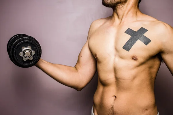 Adatto a giovani bodybuilder formazione con pesi — Foto Stock