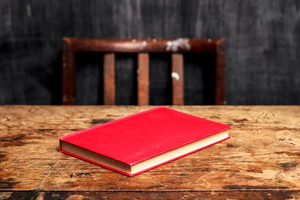 Blackboard ile masa üzerinde kapalı kitap — Stok fotoğraf