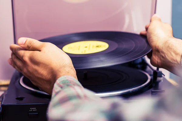 Hands placing record on turntable — Stock Photo, Image