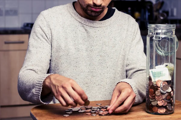 Homem contando seu dinheiro na cozinha — Fotografia de Stock