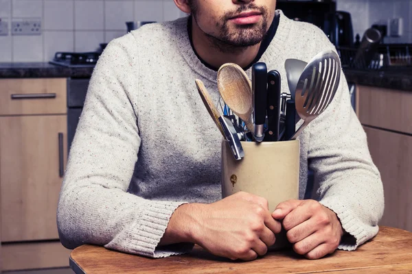 Uomo con utensili da cucina — Foto Stock