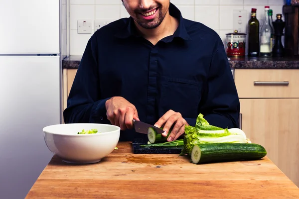 Joven feliz haciendo una ensalada —  Fotos de Stock