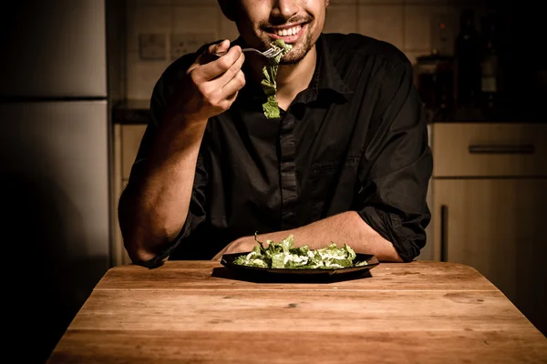 Hombre cenando en casa — Foto de Stock