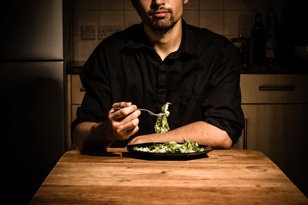 Homem em casa jantando — Fotografia de Stock