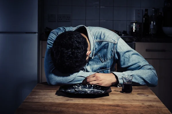 Triste homem sozinho em sua cozinha — Fotografia de Stock