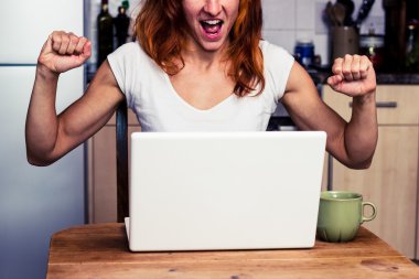 kadın evde onu laptop hakkında çok heyecanlı