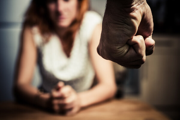 Женщина в страхе домашнего насилия