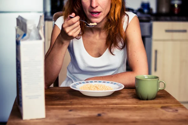 Ung kvinna med spannmål för frukost — Stockfoto