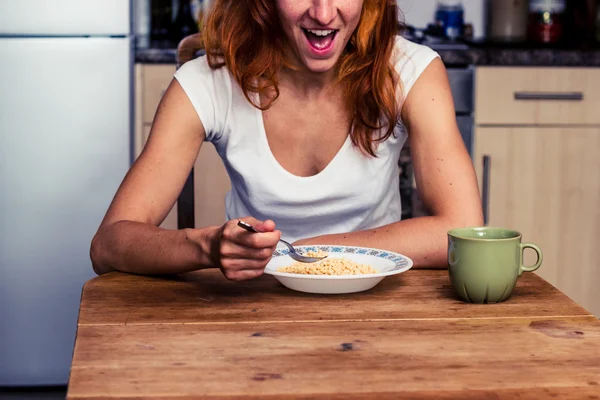 女人是很兴奋的事她早餐 — Stockfoto