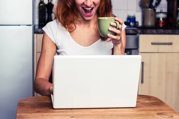 La mujer está entusiasmada con su portátil —  Fotos de Stock