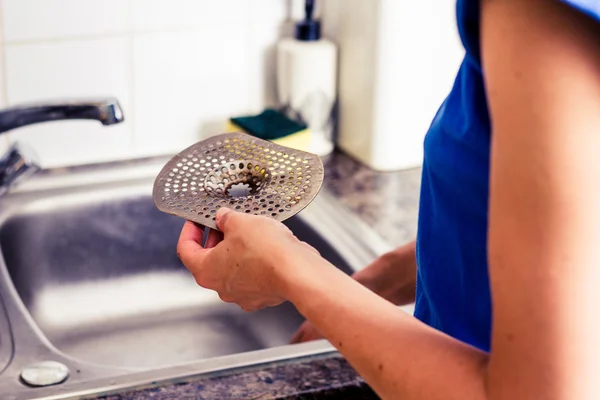 Mujer limpiando el fregadero — Foto de Stock