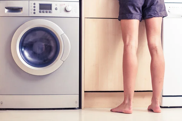 Vrouw met blote benen in keuken — Stockfoto