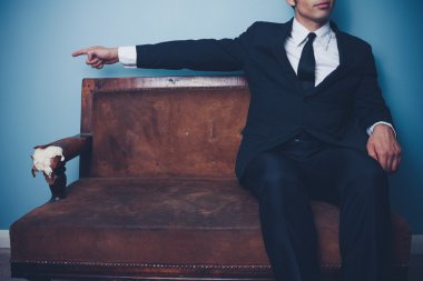 kanepe sol işaret üzerinde işadamı