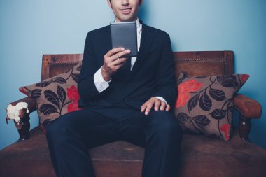 koltukta oturan işadamı tablet mali rapor okuma