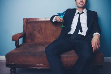 işten sonra bir kokteyl ile rahatlatıcı işadamı