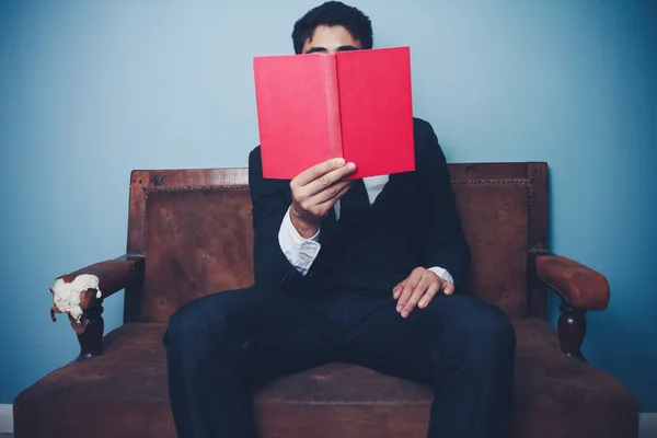 Is het lezen van zakenman op sofa — Stockfoto