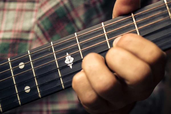 Close up on hand playing guitar — Stock Photo, Image