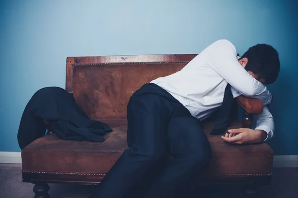 Zakenman is uitgeput na een lange dag op het werk — Stockfoto