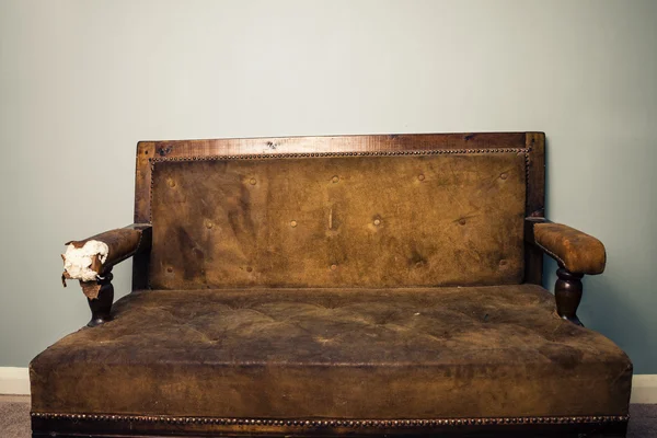 Velho sofá espancado — Fotografia de Stock