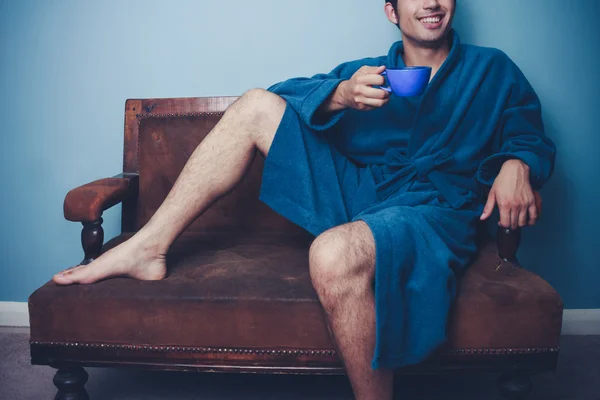 Ευτυχισμένος άνθρωπος χαλάρωσης με καφέ στον καναπέ — Φωτογραφία Αρχείου