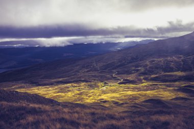 Bulutların üstünde muhteşem dağ manzarası