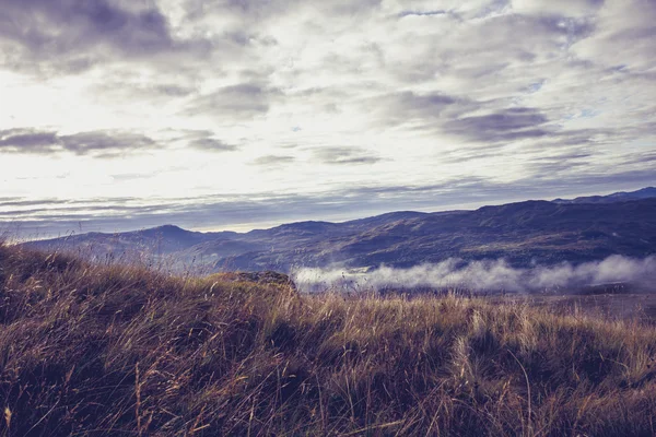 Nuvens e névoa no alto das montanhas — Fotografia de Stock