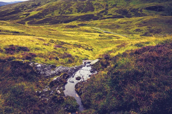 Kleine stroom van het water stroomt door heuvel — Stockfoto