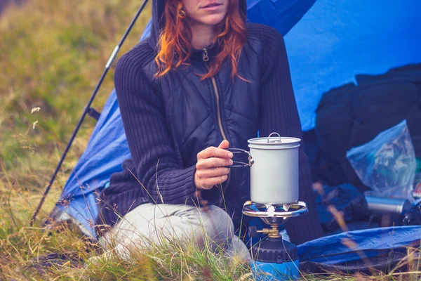 Mujer acampando y cocinando con estufa portátil —  Fotos de Stock