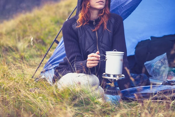 Woman camping and cooking with portable gas stove — Stock Photo, Image