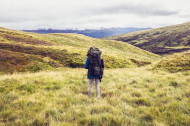 vahşi doğada duran backpacker