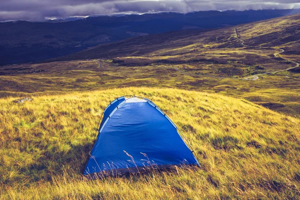 Tente surplombant le paysage de montagne — Photo