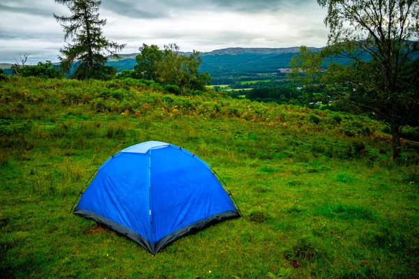 Tente dressée sur une colline verte — Photo