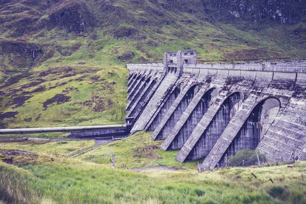 Barragem hidrelétrica na paisagem montanhosa — Fotografia de Stock