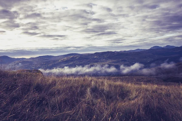 Nuvole e nebbia in alto sulle montagne — Foto Stock
