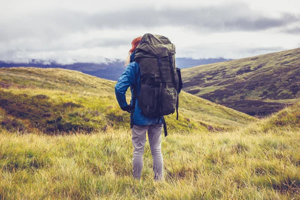 Caminante de la colina de pie en medio de la montaña salvaje — Foto de Stock